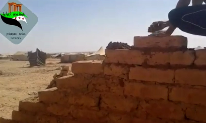 بناء المنازل الطينية في مخيم الركبان على الحدود السورية الأردنية- تشرين الأول (فيس بوك)