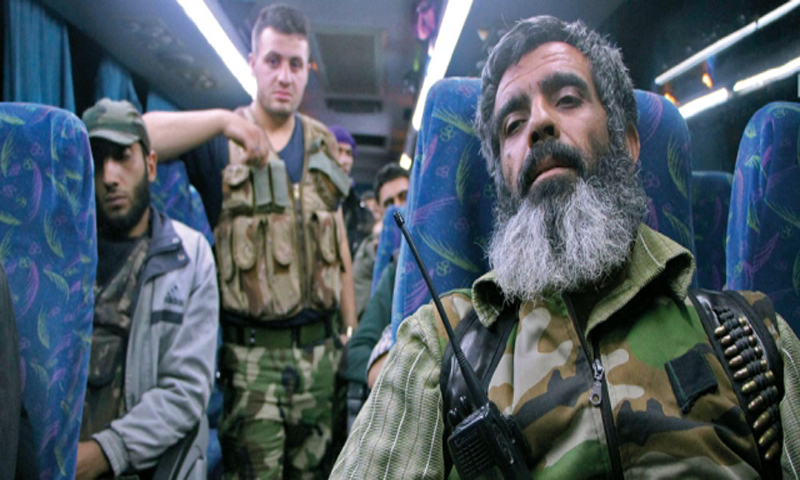 مقاتلين من قدسيا والهامة في طريقهم إلى إدلب - (فرانس برس)