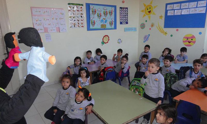 الأطفال في حصة دراسية في روضة الأمجاد في جديدة عرطوز (صفحة الروضة - فيس بوك)