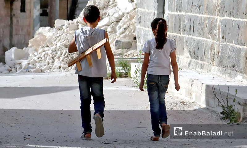 طفلان يتمشيان في درعا - تشرين الأول 2016 (عنب بلدي)