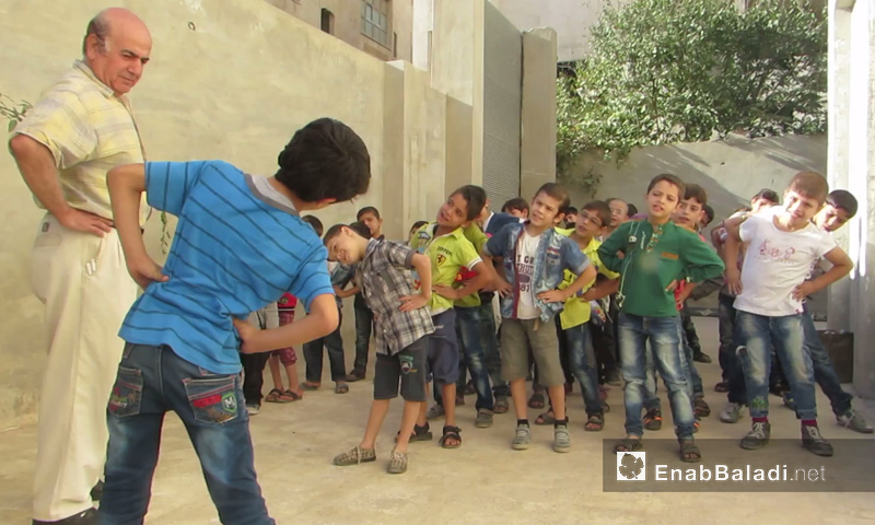 أطفال يلعبون في مدرسة لأبناء الشهداء والأيتام في إدلب - تشرين الأول 2016 (عنب بلدي)