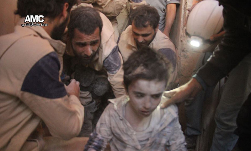 الدفاع المدني ينقذ طفلًا قتلت عائلته في غارة جوية على حي بستان الباشا- الاثنين 3 تشرين الأول (مركز حلب الإعلامي)