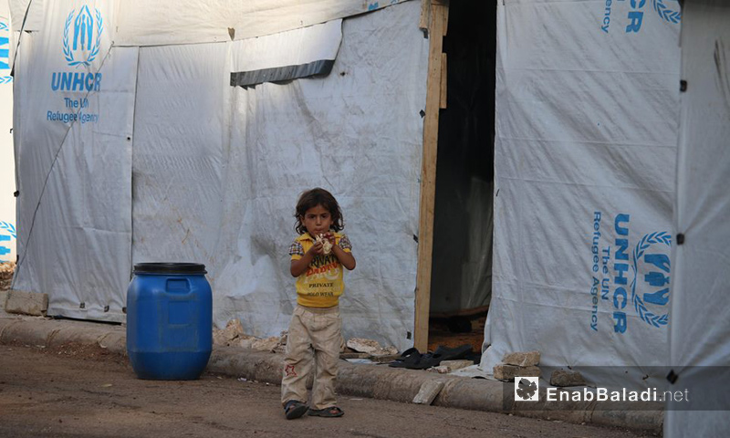 طفل يقف أمام خيمة في محافظة درعا جنوب سوريا - تشرين الأول 2016 (عنب بلدي)
