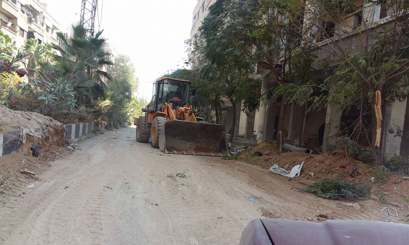 آلية قال المكتب التنفيذي إنها ترحل الردم في شوارع داريا تشرين الأول (فيس بوك)