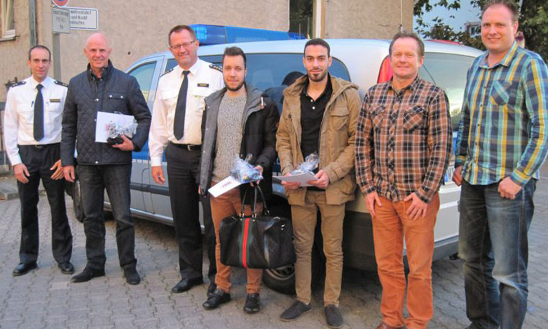 الشاب السوري وائل أبو هايلة إلى جانب قائد شرطة مدينة هاناو الألمانية (بريمافيرا 24)