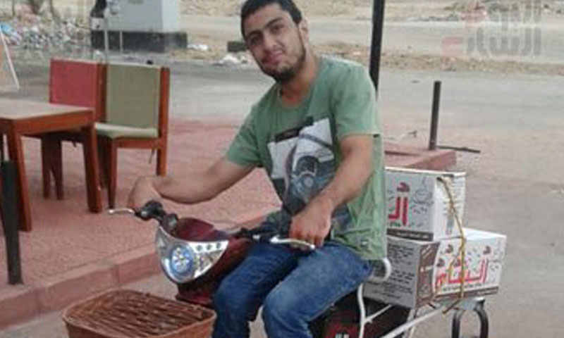 الشاب محمود الأفندي يبيع الحلوى على دراجته (اليوم السابع)