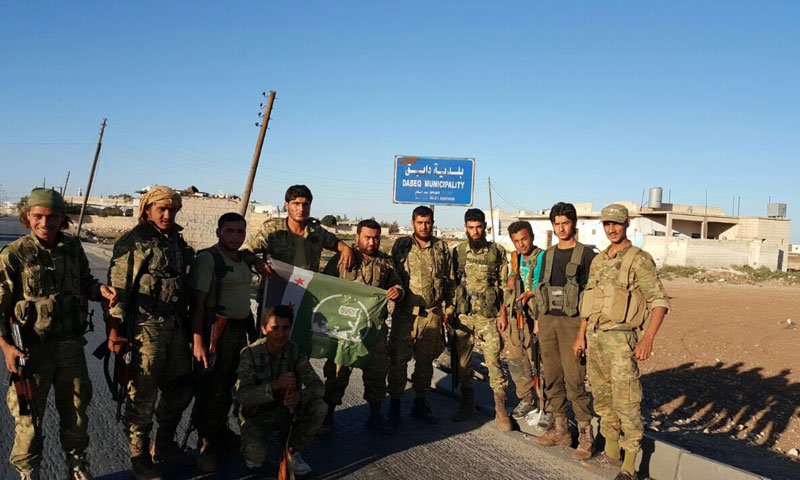 عناصر من "الجيش الحر" في بلدة دابق- الأحد 16 تشرين الأول (تويتر)