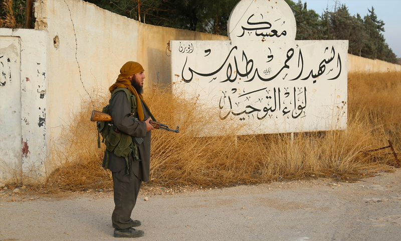 مقاتل في تنظيم "الدولة الإسلامية" داخل مدرسة المشاة بعد السيطرة عليها - تشرين الأول 2015 (ولاية حلب)