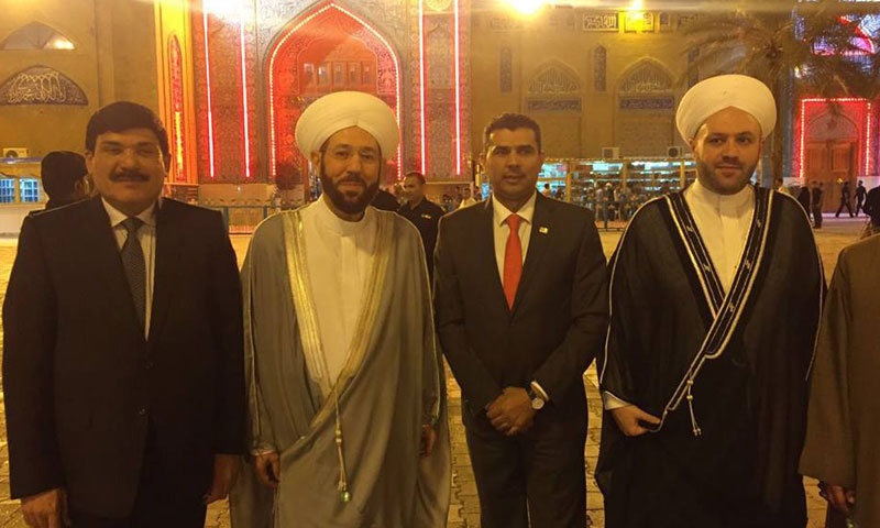 حسون أمام مقام "الإمام موسى الكاظم" في بغداد- الثلاثاء 4 تشرين الأول (فيس بوك)