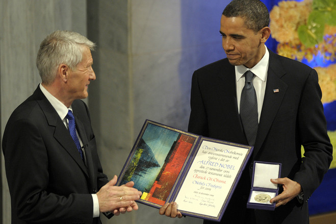 الرئيس الأمريكي باراك أوباما أثناء تسلمه الجائزة