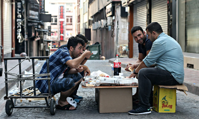 رجال سوريون يعيشون في مدينة اسطنبول التركية 20 آب 2016 (إنترنت)