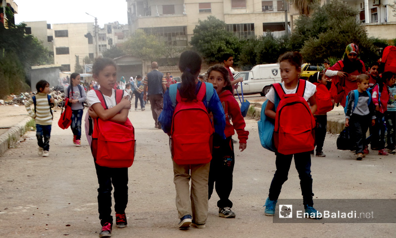 أطفال خلال مغادرتهم معهد "أبناء الشهداء" في حي الوعر بحمص - تشرين الأول 2016 (عنب بلدي)