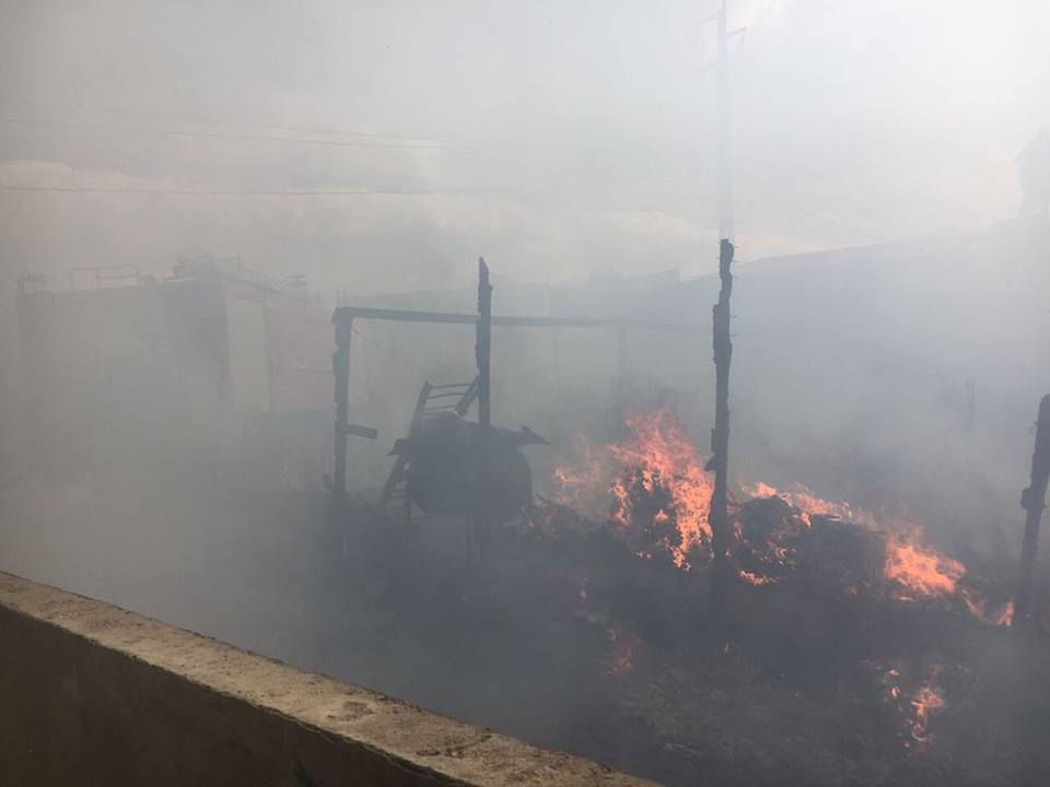 خيم محترقة داخل مخيم الفيضة للاجئين السوريين في لبنان - 16 تشرين الثاني 2016 (الدفاع المدني اللبناني)