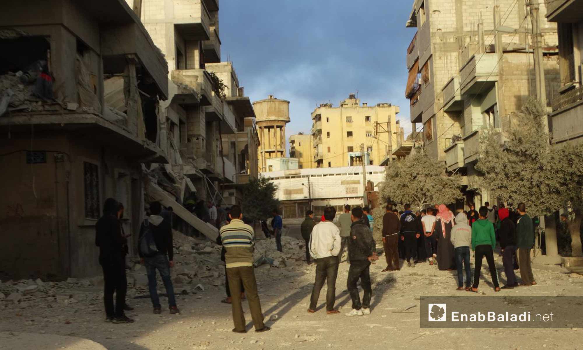 الأهالي  في شوارع حي الوعر بين الدمار بعد قصفه من قبل قوات الأسد- 16 تشرين الثاني 2016 (عنب بلدي)