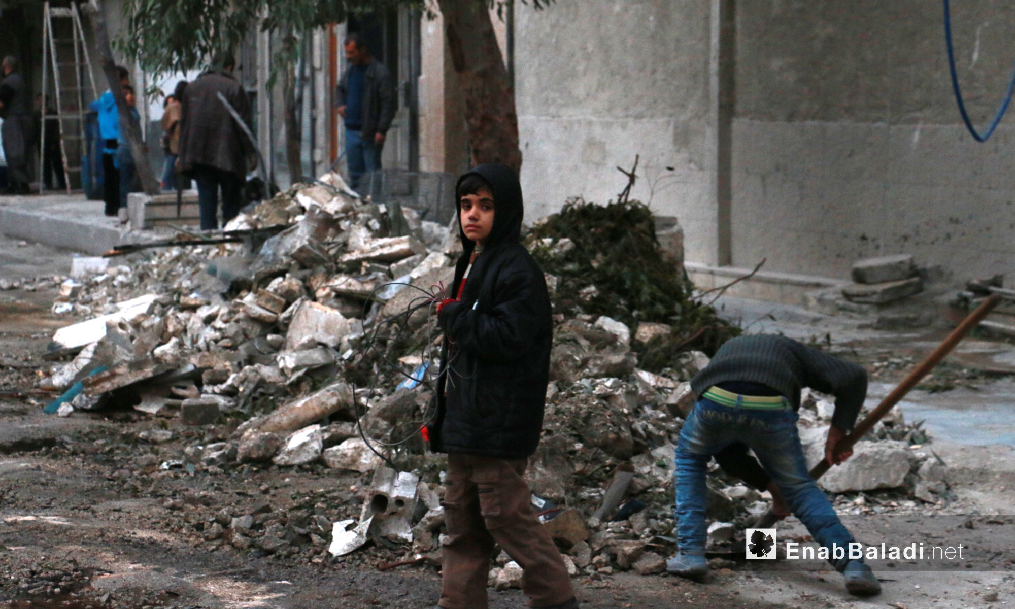 أطفال ينظفّون ركام القصف في حي الشعار بحلب - 17 تشرين الثاني  2016 (عنب بلدي)أطفال ينظفّون ركام القصف في حي الشعار بحلب - 17 تشرين الثاني  2016 (عنب بلدي)
