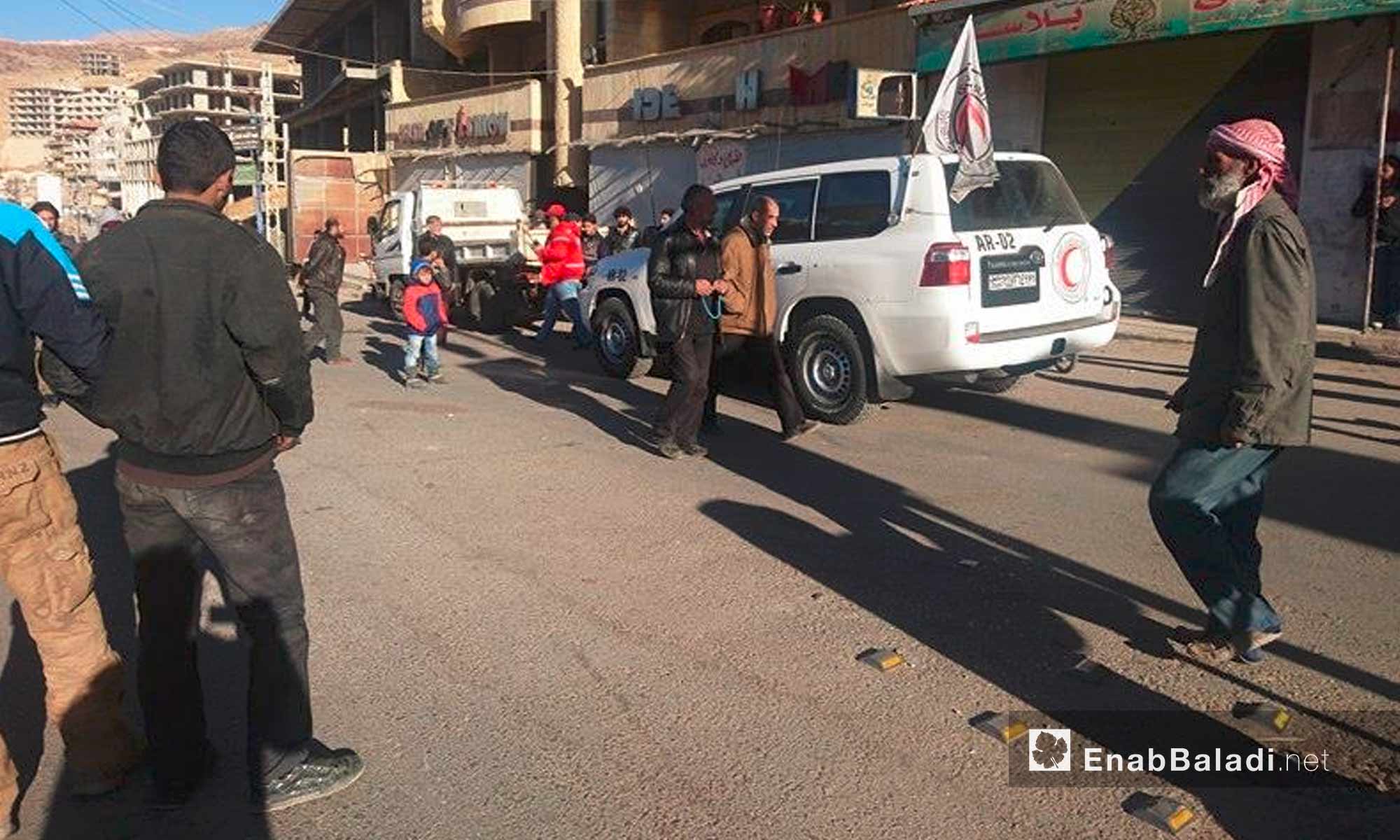 سيارات "الهلال الأحمر" داخل بلدة مضايا في ريف دمشق - 28 تشرين الثاني 2016 (عنب بلدي)