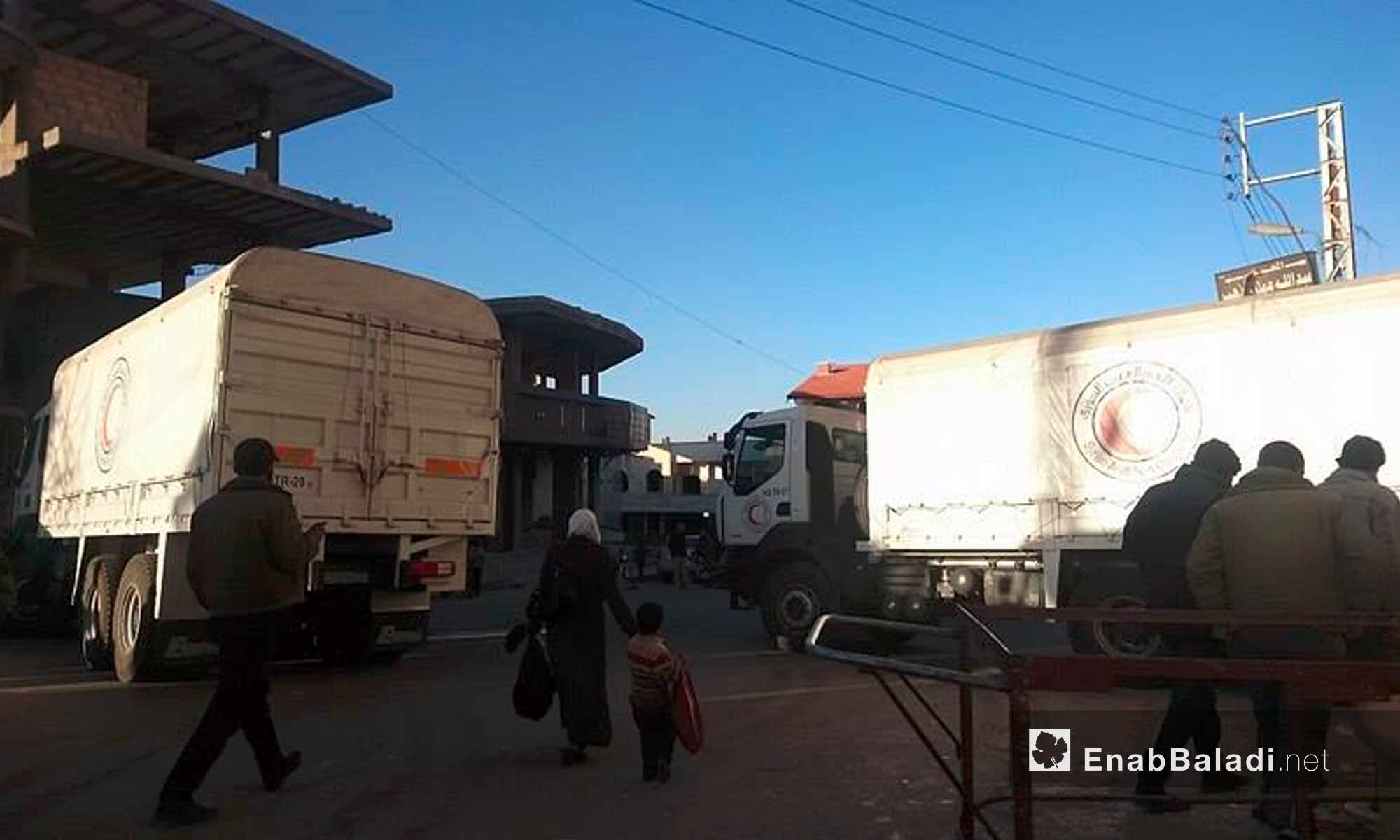 الأهالي قوب سيارات المساعدات داخل بلدة مضايا في ريف دمشق - 28 تشرين الثاني 2016 (عنب بلدي)