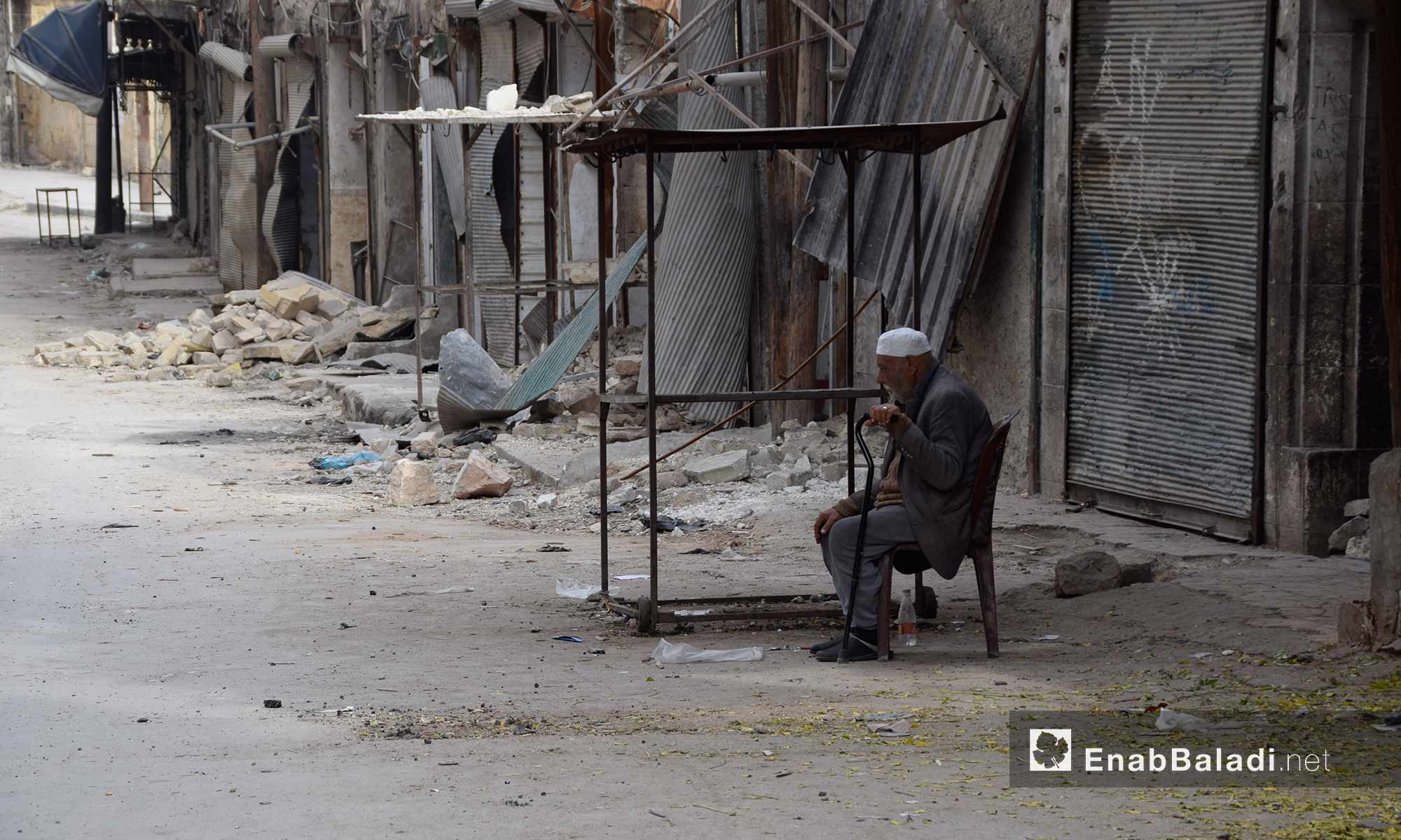 رجل يجلس وسط الدمار داخل حي قرلق في  حلب القديمة التي تسيطر عليها المعارضة، بعد أن هجره أهله وأغلقت محاله التجارية بسبب القصف والحصار - 15 تشرين الثاني 2016 (عنب بلدي)