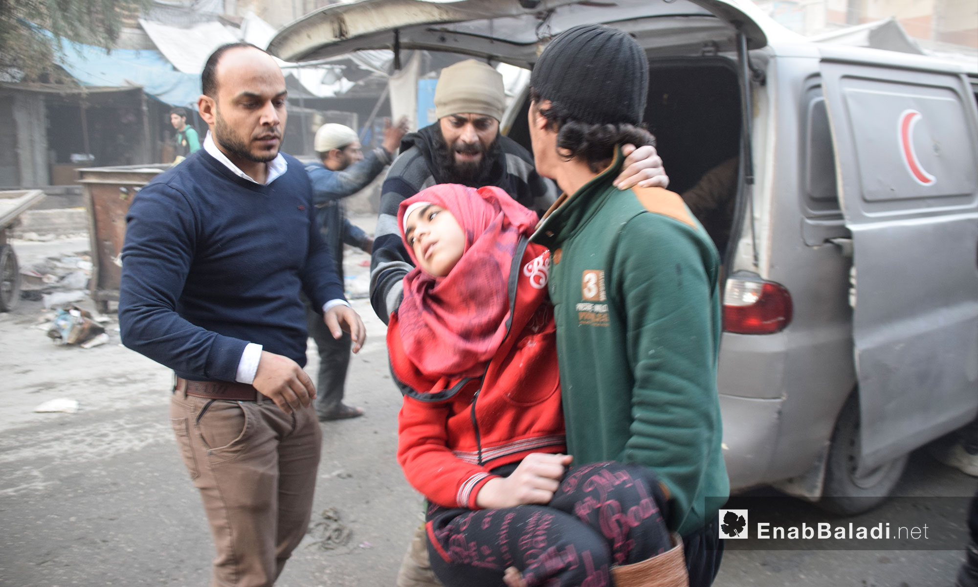 رجال يحاولون إسعاف طفلة في حي الشعار بحلب جراء الغارات الجوية - 20 تشرين الثاني  2016 (عنب بلدي)