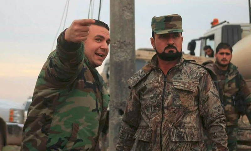 العقيد في المخابرات الجوية للنظام السوري، سهيل الحسن يمين الصورة، (فيس بوك)