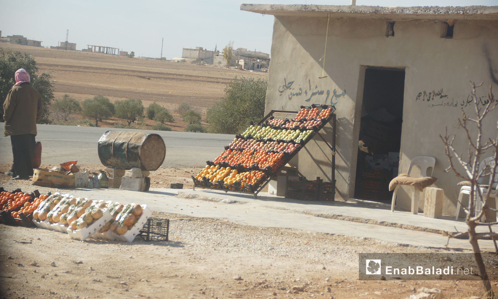 بائع فاكهة على طريق التمانعة ريف إدلب الجنوبي - 24 تشرين الثاني 2016 (عنب بلدي)