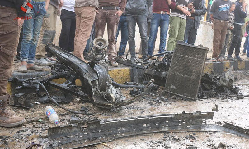 حطام السيارة المفخخة التي ضربت مدينة اعزاز- الأحد 13 تشرين الثاني (مكتب اعزاز الإعلامي)