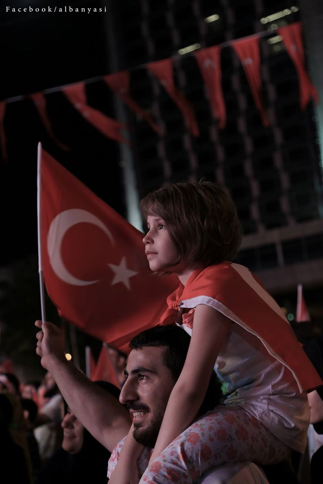 صورة محمد البانياسي ضمن أفضل 57 صورة وثقت أحداث الانقلاب الفاشل في اسطنبول (فيس بوك)