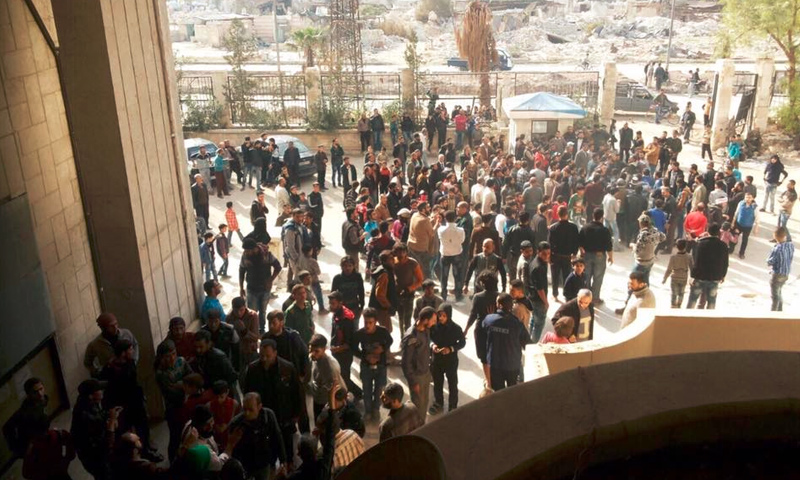 متظاهرون أمام مقر المجلس المحلي في مدينة حلب - 14 تشرين الثاني 2016 (ناشطون)