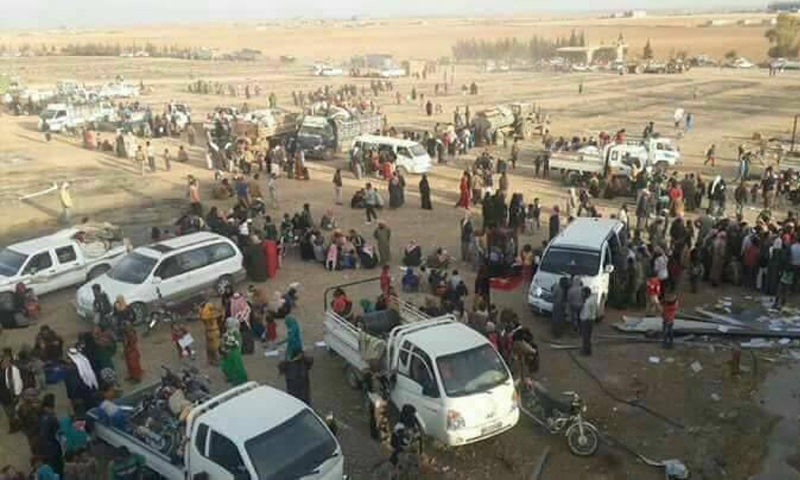 حالات النزوح من قرية الهيشة في مدينة الرقة (تويتر)