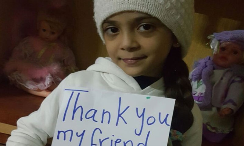 الطفلة السورية المحاصرة بانا العبد تشكر المؤلفة على الهدية - (تويتر)