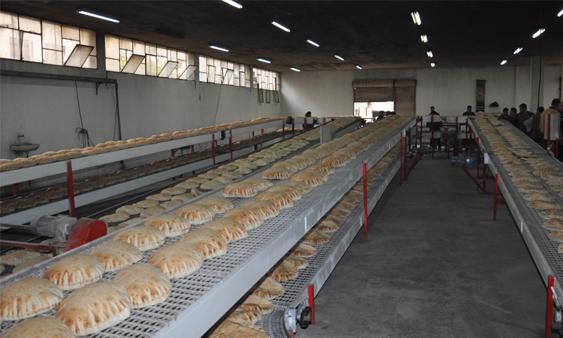إنتاج خط خبز جديد في مخبز ضاحية الوليد بمدينة حمص - 2014 (سانا)