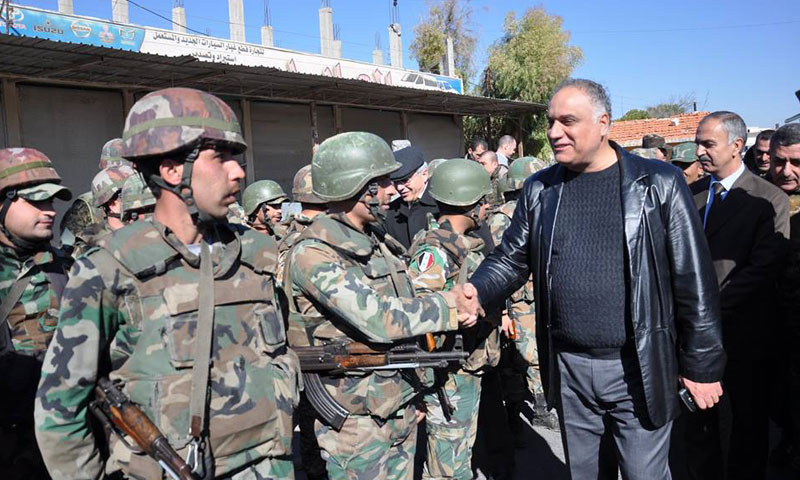 محافظ حمص طلال البرازي برفقة عدد من جنود الأسد في مدينة القصير- الأحد 27 تشرين الثاني (سانا)