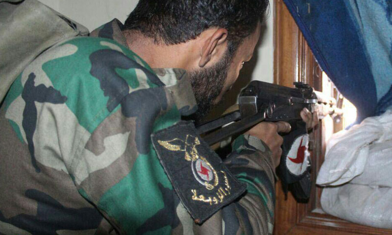 مقاتل من ميليشيا "نسور الزوبعة" في معارك حلب- الثلاثاء 8 تشرين الثاني (تويتر)
