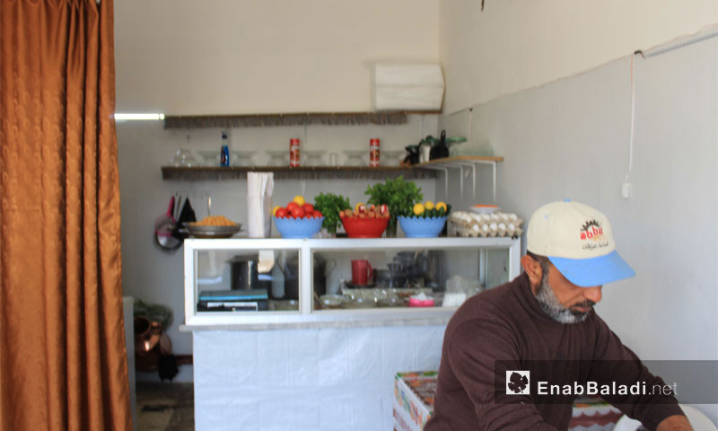 مطعم في ريف إدلب يقوم عليه نازح من مدينة داريا - تشرين الثاني 2016 (عنب بلدي)