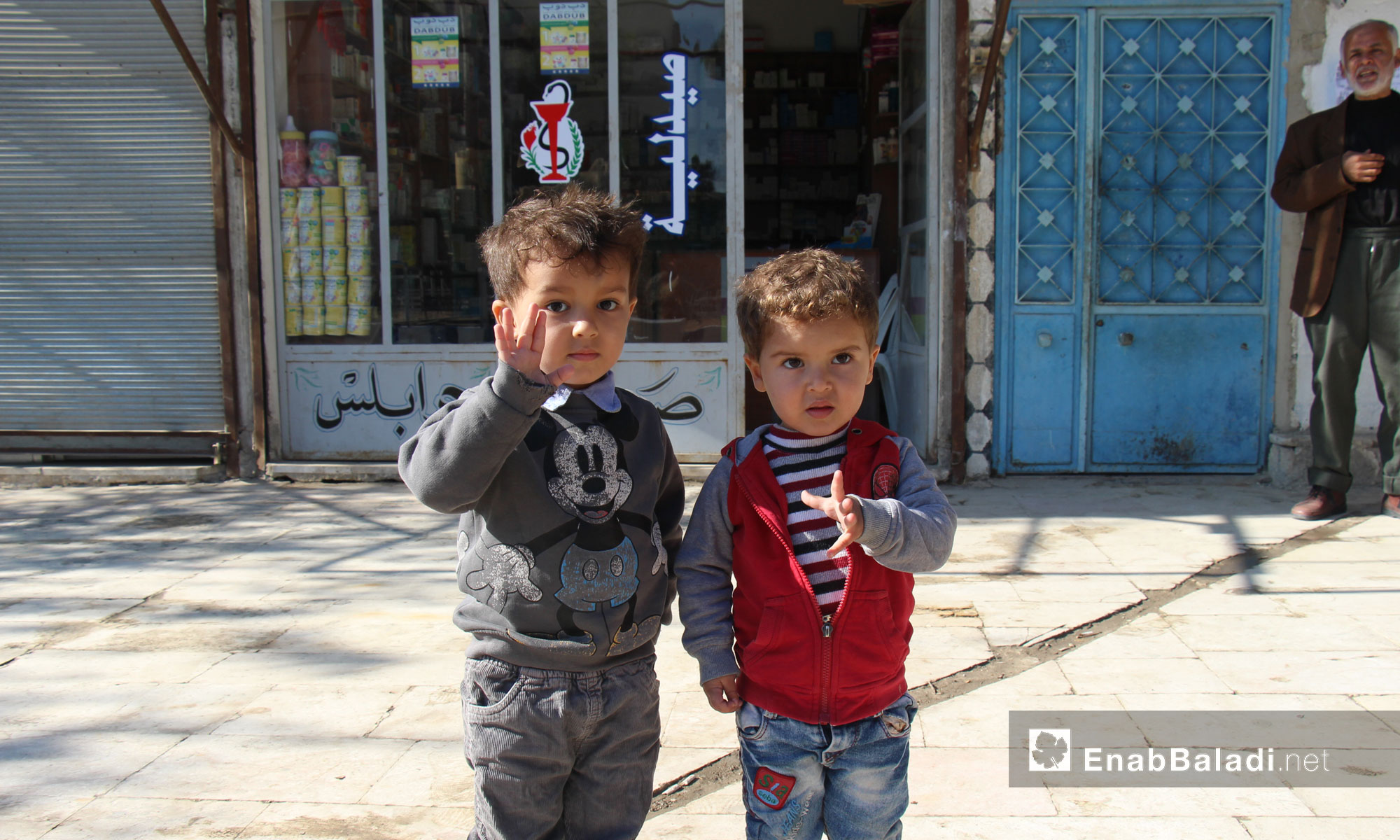 طفلان يقفان أمام صيدلية في جرابلس - تشرين الثاني 2016 (عنب بلدي)