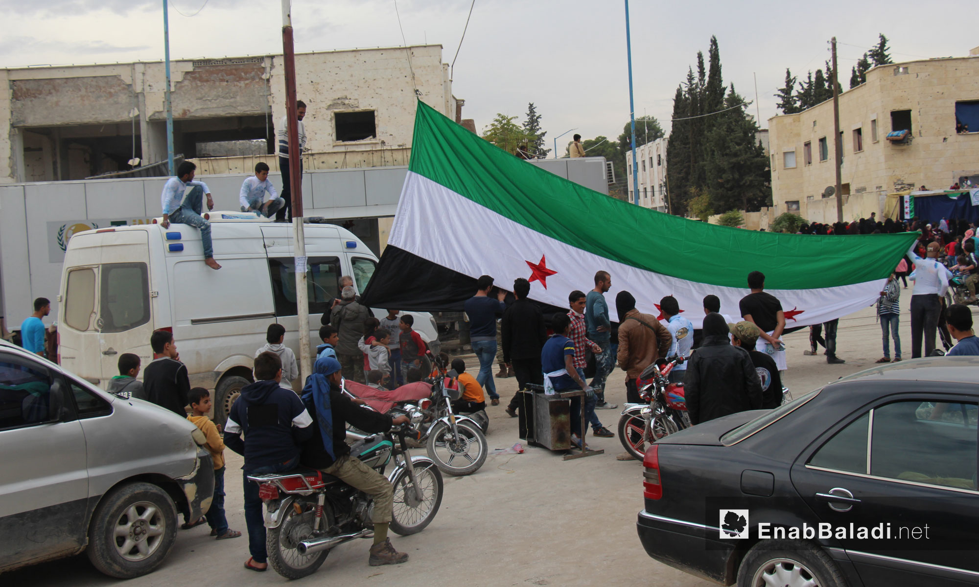 مواطنون يرفعون علم "الثورة السورية" في جرابلس - تشرين الثاني 2016 (عنب بلدي)