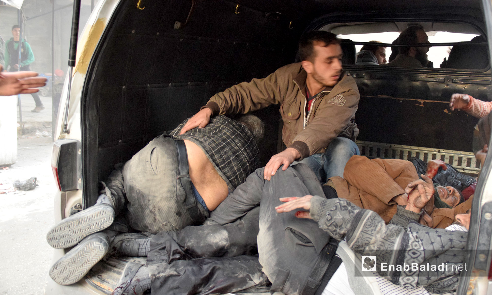 سيارة تسعف المصابين جراء القصف في حي الشعار بحلب - 20 تشرين الثاني 2016 (عنب بلدي)