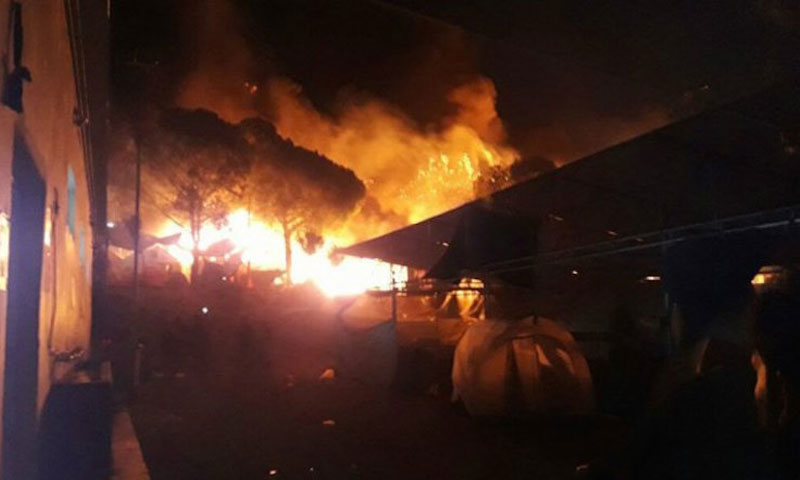 محتجون يضرمون النار في مخيم "موريا" باليونان - (انترنت)