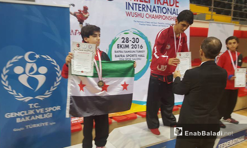 الطفل مجد شيخ نايف ينال الميدالية الفضية في منافسات السالح القصير ضمن بطولة سامسون الدولية في تركيا - 29 تشرين الأول 2016 (عنب بلدي)
