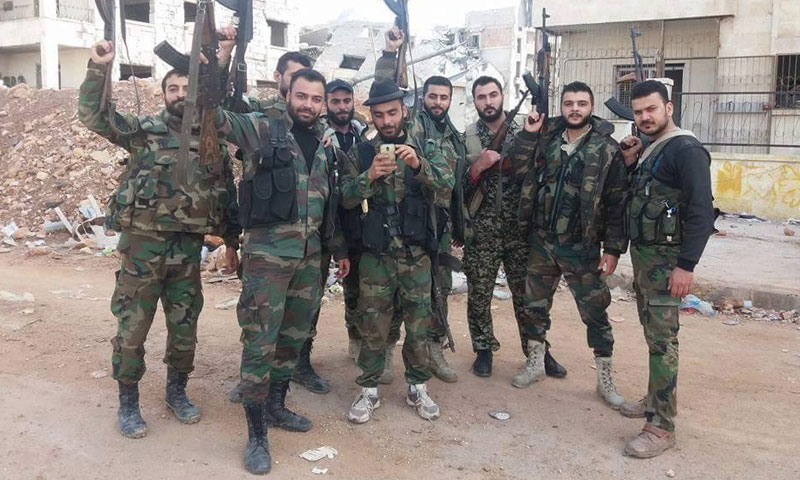 عناصر من قوات الأسد داخل مشروع "1070 شقة" جنوب حلب- 8 تشرين الثاني (فيس بوك)