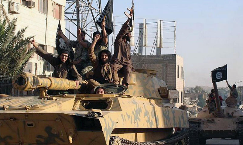 مقاتلين من تنظيم الدولة الإسلامية في مدينة الرقة (انترنت)