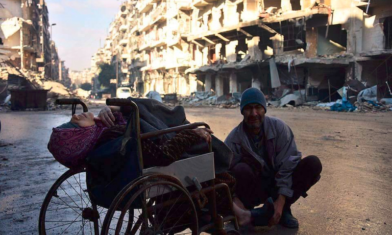 عجوز داخل مدينة حلب عجز عن الفرار بزوجته - 7 كانون الأول 2016 (ناشطون)