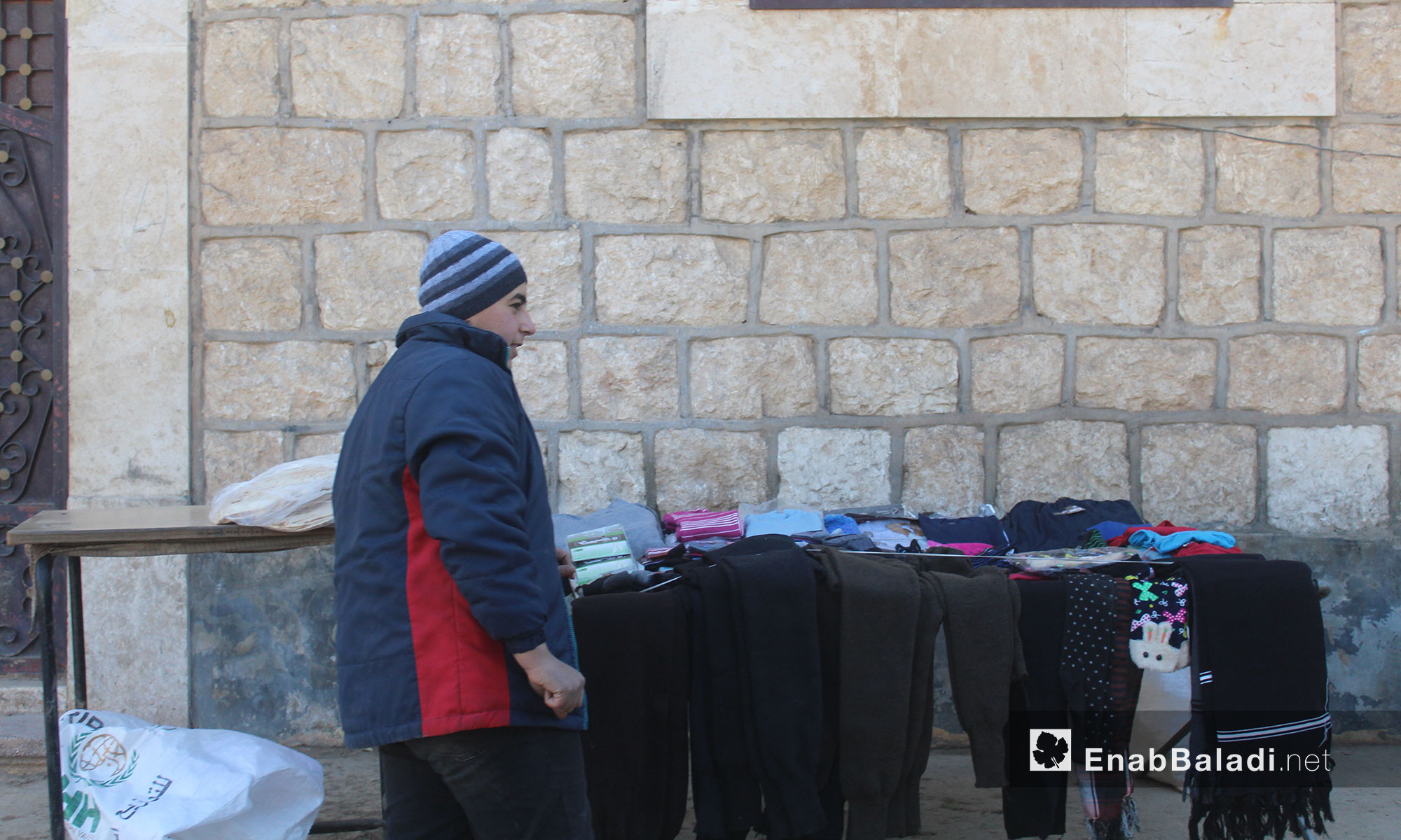 بائع متجول في قرية سوسيان بريف حلب الشمالي - 19 كانون الأول 2016 (عنب بلدي)