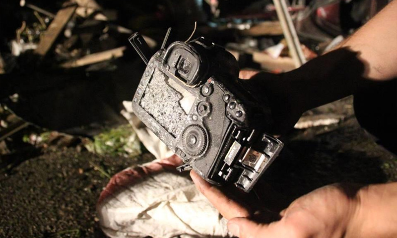 كاميرا مراسل وكالة الأناضول صالح محمود ليلى بعد مقتله في آب 2015 (AFP)