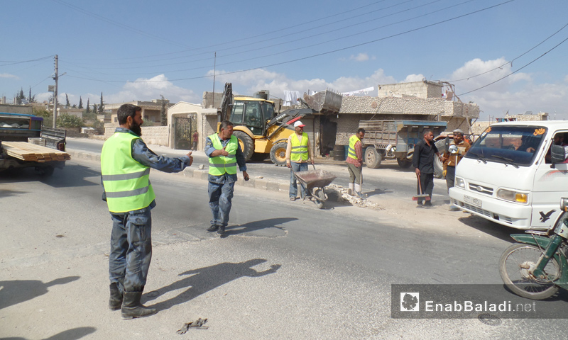رجال الشرطة الحرة أثناء تنفيذ إحدى المشاريع في ريف إدلب - كانون الأول 2016 (عنب بلدي)