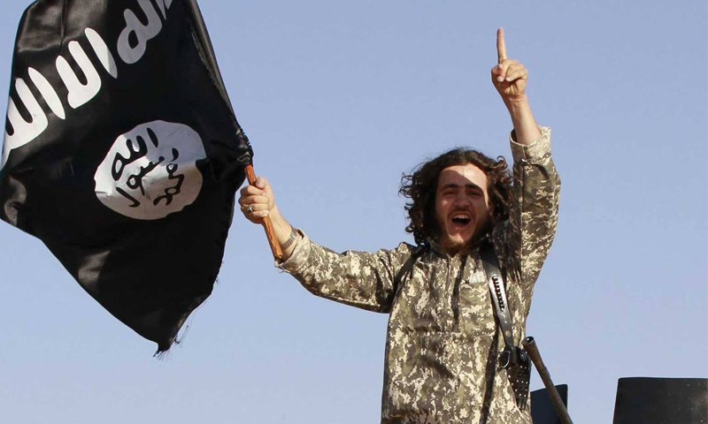 مقاتل من تنظيم الدولة في مدينة دير الزور (انترنت)