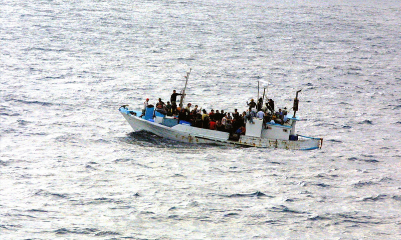 تعبيرية: لاجئون داخل إحدى القوارب في البحر المتوسط (إنترنت)