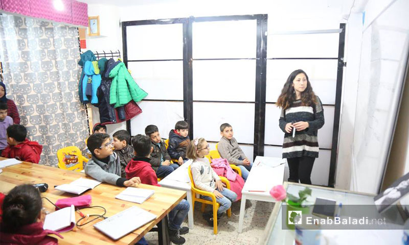 صف تعليم اللغة التركية للأطفال في مركز "Small Projects Istanbul" 29 تشرين الثاني 2016 - (عنب بلدي)
