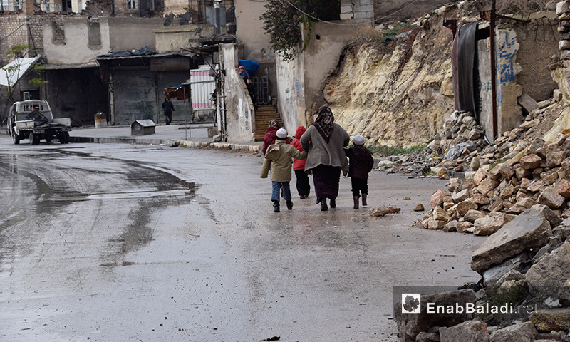 امرأة مع أطفالها في أحد أحياء حلب الشرقية- 2 كانون الأول 2016 عنب بلدي)