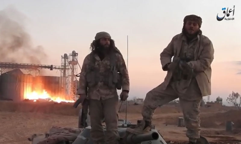 عناصر من تنظيم "الدولة الإسلامية" في منطقة الصوامع شرق تدمر- الأحد 11 كانون الأول (أعماق)